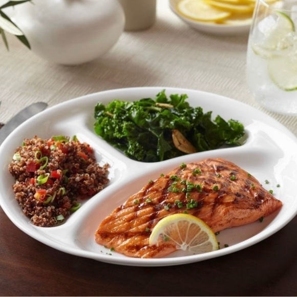 ♥️ New Corelle Winter Frost White 10.75" Divided Dinner Plates, Set of 4 - Picture 2 of 6